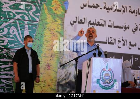 Gaza-Stadt, Der Gazastreifen, Palästina. Juni 2021. Yahya Sinwar, Hamas-Führer im Gazastreifen, Rede bei einem Treffen mit Universitätsprofessoren in Gaza-Stadt. Kredit: Mahmoud Khattab/Quds Net Nachrichten/ZUMA Wire/Alamy Live Nachrichten Stockfoto