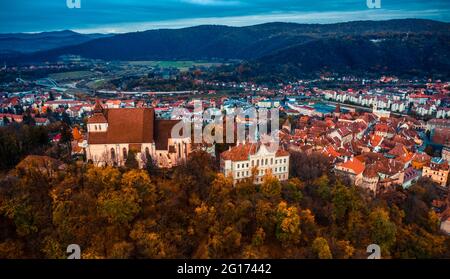 Die Zitadelle von Sighisoara überragt die Stadt Stockfoto