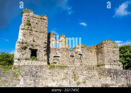 Die Burgruine in Manorhamilton, errichtet 1634 von Sir Frederick Hamilton - County Leitrim, Irland. Stockfoto