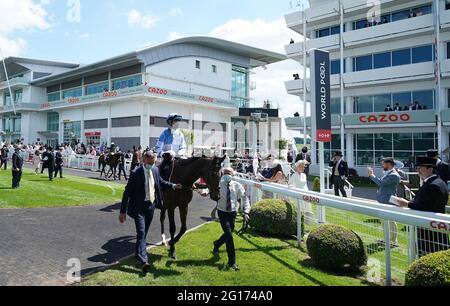 Am zweiten Tag des Cazoo Derby Festivals auf der Epsom Racecourse können sich Rennfahrer die Pferde im Paradering vor dem World Pool im tote Handicap anschauen. Bilddatum: Samstag, 5. Juni 2021. Stockfoto