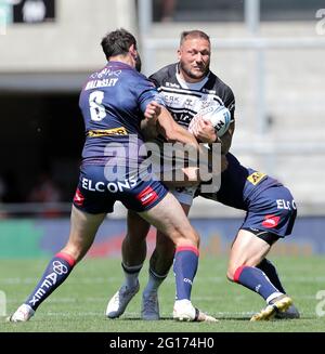 Josh Griffin (Mitte) von Hull FC wird während des Halbfinalmatches des Betfred Challenge Cup im Leigh Sports Village, Manchester, angegangen. Bilddatum: Samstag, 5. Juni 2021. Stockfoto