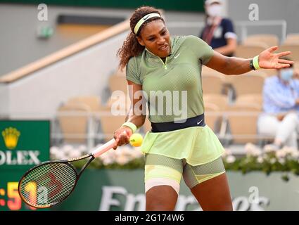 Paris, Frankreich. Juni 2021. Serena Williams (USA) besiegte Michaela Buzarnescu (ROM) 6-3, 5-7, 6-1, bei Roland Garros, das im Stade Roland Garros in Paris gespielt wurde. © ISPAchr-jaTennisclixCSM/Alamy Live News Stockfoto