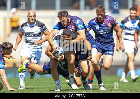 Leigh, Großbritannien. Juni 2021. Carlos Tuimavave (3) von Hull FC in Angriff genommen von Alex Walmsley (8) von St Helens in Leigh, Vereinigtes Königreich am 6/5/2021. (Foto von Mark Cosgrove/News Images/Sipa USA) Quelle: SIPA USA/Alamy Live News Stockfoto