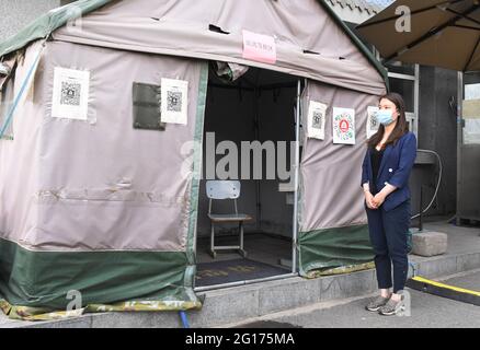 Peking, China. Juni 2021. Ein Mitarbeiter steht an einem Quarantänebereich an einem nationalen College-Aufnahmeprüfungsort in Peking, der Hauptstadt Chinas, am 5. Juni 2021. Es wird erwartet, dass insgesamt 10.78 Millionen Kandidaten in dem Land an der nationalen Hochschulzugangsprüfung, der Gaokao, teilnehmen werden, die am 7. Und 8. Juni stattfinden wird. Quelle: Ren Chao/Xinhua/Alamy Live News Stockfoto