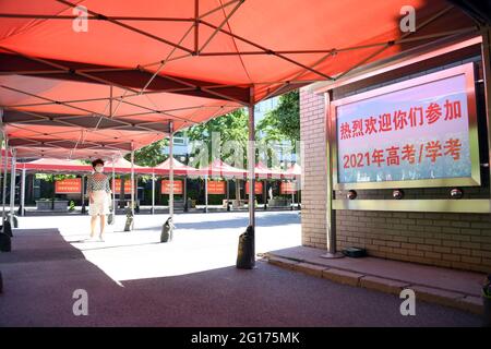 Peking, China. Juni 2021. Temporäre Regenschutzräume werden an einem nationalen College-Aufnahmeprüfungsort in Peking, der Hauptstadt von China, am 5. Juni 2021 gesehen. Es wird erwartet, dass insgesamt 10.78 Millionen Kandidaten in dem Land an der nationalen Hochschulzugangsprüfung, der Gaokao, teilnehmen werden, die am 7. Und 8. Juni stattfinden wird. Quelle: Ren Chao/Xinhua/Alamy Live News Stockfoto