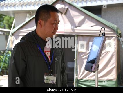 Peking, China. Juni 2021. Am 5. Juni 2021 richtet ein Mitarbeiter ein System zur Identifizierung von Kandidaten an einem nationalen College-Aufnahmeprüfungsort in Peking, der Hauptstadt Chinas, ein. Es wird erwartet, dass insgesamt 10.78 Millionen Kandidaten in dem Land an der nationalen Hochschulzugangsprüfung, der Gaokao, teilnehmen werden, die am 7. Und 8. Juni stattfinden wird. Quelle: Ren Chao/Xinhua/Alamy Live News Stockfoto