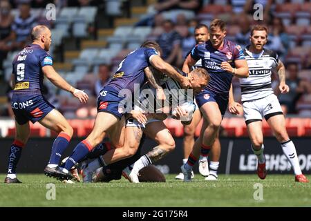 Leigh, Großbritannien. Juni 2021. Josh Griffin (4) von Hull FC in Angriff genommen von Alex Walmsley (8) von St Helens in Leigh, Großbritannien am 6/5/2021. (Foto von Mark Cosgrove/News Images/Sipa USA) Quelle: SIPA USA/Alamy Live News Stockfoto