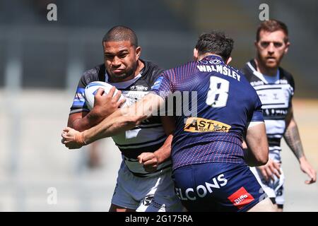 Leigh, Großbritannien. Juni 2021. Chris Satae (10) vom Hull FC trifft am 6/5/2021 in Leigh, Großbritannien, auf Alex Walmsley (8) von St Helens. (Foto von Mark Cosgrove/News Images/Sipa USA) Quelle: SIPA USA/Alamy Live News Stockfoto