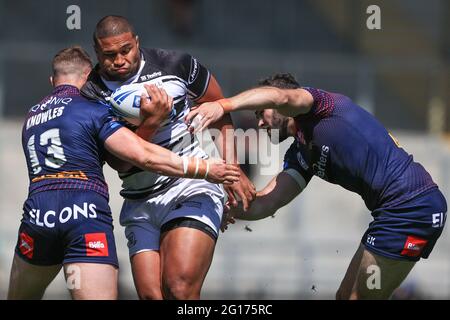 Leigh, Großbritannien. Juni 2021. Chris Satae (10) von Hull FC in der Tackle von Morgan Knowles (13) von St Helens und Alex Walmsley (8) von St Helens in Leigh, Großbritannien am 6/5/2021. (Foto von Mark Cosgrove/News Images/Sipa USA) Quelle: SIPA USA/Alamy Live News Stockfoto