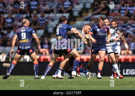 Leigh, Großbritannien. Juni 2021. Josh Griffin (4) von Hull FC in Angriff genommen von Alex Walmsley (8) von St Helens in Leigh, Großbritannien am 6/5/2021. (Foto von Mark Cosgrove/News Images/Sipa USA) Quelle: SIPA USA/Alamy Live News Stockfoto