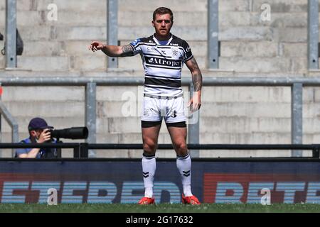 Leigh, Großbritannien. Juni 2021. Marc Sneyd (7) vom Hull FC weist sein Team nach der Heiligenstrafe in Leigh, Großbritannien, am 6/5/2021 an. (Foto von Mark Cosgrove/News Images/Sipa USA) Quelle: SIPA USA/Alamy Live News Stockfoto