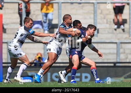 Leigh, Großbritannien. Juni 2021. Louie McCarthy-Scarsbrook (15) von St. Helens wurde am 6/5/2021 von Manu Ma'U (12) vom FC Hull in Leigh, Großbritannien, angegangen. (Foto von Mark Cosgrove/News Images/Sipa USA) Quelle: SIPA USA/Alamy Live News Stockfoto