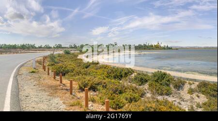 Die alte Moschee Hala Sultan Tekkes am Ufer des Salzsees in Zypern in Larnaca ist die islamische Religion ein muslimischer Schrein. Stockfoto