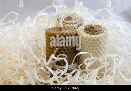 Wachs Honigkerzen in Holzspäften. Dekorationen für den Innenraum. Stockfoto