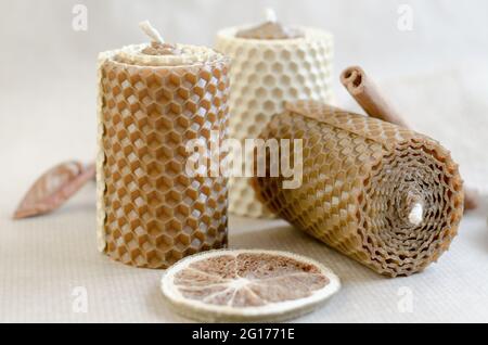 Dekorationen für den Innenraum. Handgefertigte dekorative Wachskerzen mit Honigaroma. Stockfoto