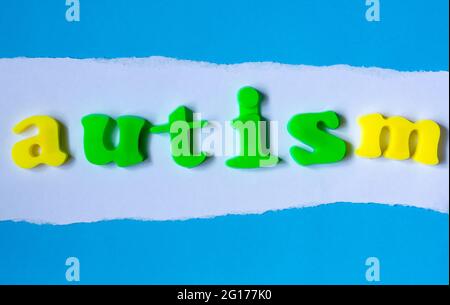 Autismus-Wort aus farbigen Buchstaben. Konzept des Welt-Autismus-Tages Stockfoto