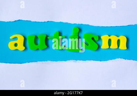 Autismus-Wort aus farbigen Buchstaben. Konzept des Welt-Autismus-Tages Stockfoto