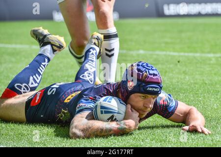 Leigh, Großbritannien - 5. Juni 2021 -Theo Fages aus St. Helens erzielt Kontraversialversuch während des Halbfinals des Betfred Challenge Cup der Rugby League Hull FC gegen St. Helens im Leigh Sports Village, Leigh, Großbritannien Dean Williams/Alamy Live News Stockfoto