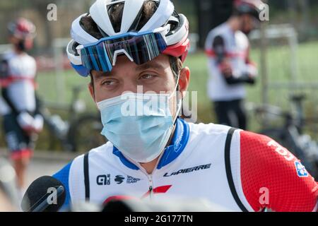 Thibaut Pinot (Team Groupama FDJ) gesehen vor dem Start der ersten Etappe der Tour des Alpes-Maritimes et du Var.die 53. Ausgabe der Tour des Alpes-Maritimes et du Var Nice-Matin (2.1) zwischen Biot und Gourdon (Alpes-Maritimes) findet vom 19. Februar bis 21. Februar 2021 statt. Die erste Etappe zwischen Biot und Gourdon (Alpes-Maritimes) ist 183, 9 Kilometer lang. Sieger dieser ersten Etappe ist der Niederländer Bauke Mollema (Team Trek Segafredo). Der Gewinner der endgültigen Gesamtwertung ist der Italiener Gianluca Brambilla (Team Trek Segafredo). (Foto von Laurent Coust/SOPA Images/S Stockfoto