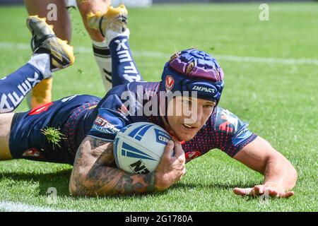 Leigh, Großbritannien - 5. Juni 2021 -Theo Fages aus St. Helens erzielt Kontraversialversuch während des Halbfinals des Betfred Challenge Cup der Rugby League Hull FC gegen St. Helens im Leigh Sports Village, Leigh, Großbritannien Dean Williams/Alamy Live News Stockfoto