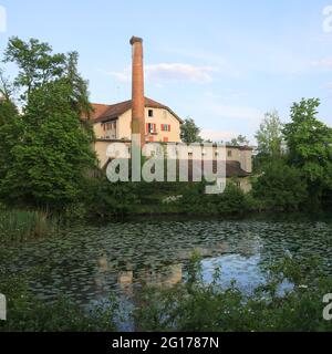 Schönau, alte Fabrik in Wetzikon, Zürich. Schöner alter Kamin mit einem Störche nisten oben. Stockfoto