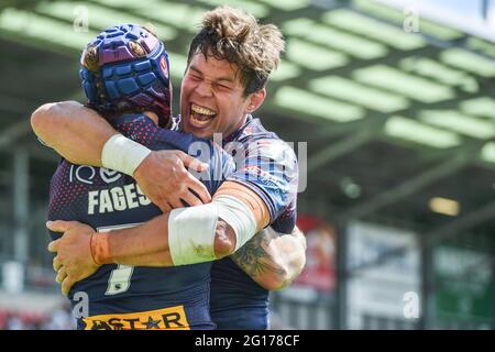 Leigh, Großbritannien - 5. Juni 2021 -Louie McCarthy-Scarsbrook aus St. Helens feiert mit Testscorer Theo Fages während der Rugby League Betfred Challenge Cup Halbfinale Hull FC gegen St. Helens im Leigh Sports Village, Leigh, Großbritannien Dean Williams/Alamy Live News Stockfoto