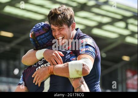 Leigh, Großbritannien - 5. Juni 2021 -Louie McCarthy-Scarsbrook aus St. Helens feiert mit Testscorer Theo Fages während der Rugby League Betfred Challenge Cup Halbfinale Hull FC gegen St. Helens im Leigh Sports Village, Leigh, Großbritannien Dean Williams/Alamy Live News Stockfoto