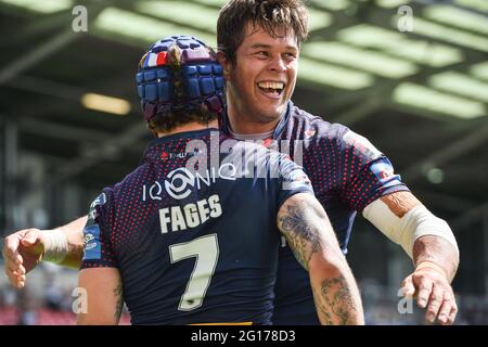 Leigh, Großbritannien - 5. Juni 2021 -Louie McCarthy-Scarsbrook aus St. Helens feiert mit Testscorer Theo Fages während der Rugby League Betfred Challenge Cup Halbfinale Hull FC gegen St. Helens im Leigh Sports Village, Leigh, Großbritannien Dean Williams/Alamy Live News Stockfoto