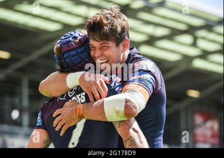 Leigh, Großbritannien - 5. Juni 2021 -Louie McCarthy-Scarsbrook aus St. Helens feiert mit Testscorer Theo Fages während der Rugby League Betfred Challenge Cup Halbfinale Hull FC gegen St. Helens im Leigh Sports Village, Leigh, Großbritannien Dean Williams/Alamy Live News Stockfoto