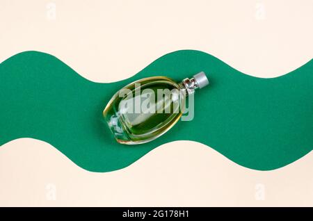 Flasche weibliches Parfüm auf farbigem Hintergrund Stockfoto