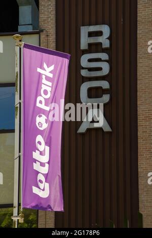 Brüssel, Belgien, 30. Mai 2021. Belgien, Logo des Fußballvereins Anderlecht an der Fassade des Stadions und die Flagge des Lotto Park Stockfoto