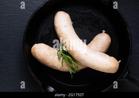 Lebensmittelkonzept Weiße Würstchen auf schwarzem Hintergrund mit Kopierplatz Stockfoto