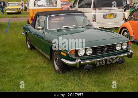 Ein wunderschöner Triumph-Hirsch in Grün mit einem weichen Oberteil aus vergangenen Zeiten bei einer Norfolk-Autorallye Stockfoto