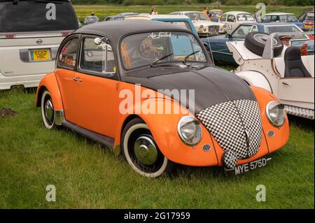 Klassischer luftgekühlter volkswagen Beetle in Orange und Schwarz von gestern bei einer Oldtimer-Rallye Stockfoto