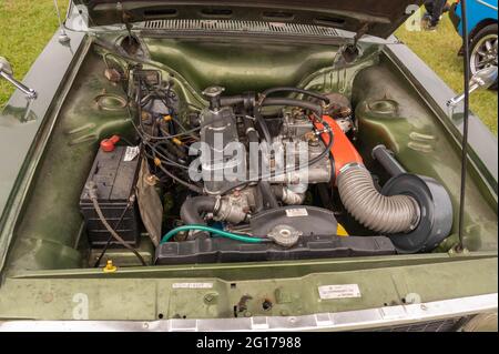 Ein Blick auf einen Holbay H120-Motor in einem hillman-Jäger mit zwei seitlichen Vergasern Stockfoto