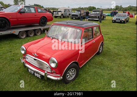 Ein original Morris Mini cooper von gestern auf einer Autoschau in norfolk Stockfoto