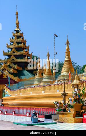 Eine Pagode und kleine Stupa im Shwemawdaw Paya-Tempelkomplex in Bago, Myanmar (Burma). Stockfoto