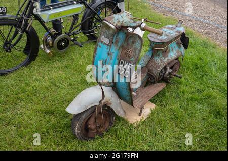 Ein sehr alter Roller in sehr schlechtem Zustand, der einer vollständigen Renovierung bedarf Stockfoto