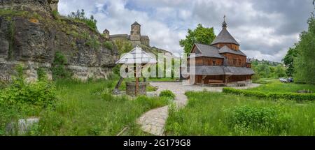 Blick auf die Holzkirche - Zerkva Vozdvyzhennya Chesnoho Chresta, befindet sich in Smotrytsky Canyon, Kamianets-Podilskyi, Ukraine Stockfoto