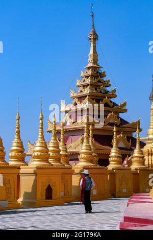 Eine Pagode und viele kleine Stupa im Shwemawdaw Paya-Tempelkomplex in Bago, Myanmar (Burma). Stockfoto