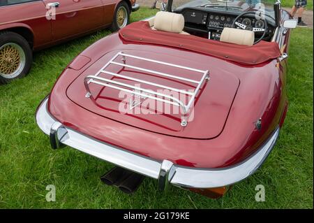 Ein Blick auf das Heck eines klassischen Jaguar Cabriolets vom Typ E mit Gepäckaufladung auf einer Oldtimer-Show. Stockfoto