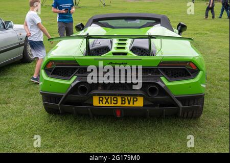 Eine leuchtend grüne Lamborghini Huracan Performance auf einer Oldtimer-Show in Norfolk Stockfoto
