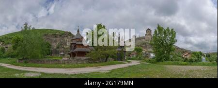 Blick auf die Holzkirche - Zerkva Vozdvyzhennya Chesnoho Chresta, befindet sich in Smotrytsky Canyon, Kamianets-Podilskyi, Ukraine Stockfoto