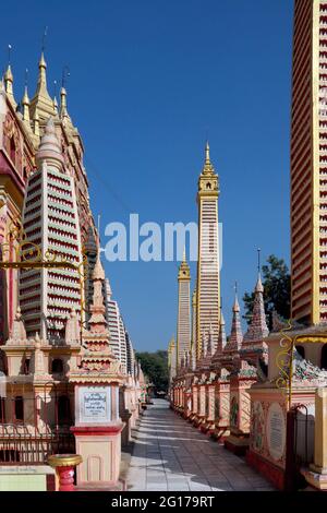 Außenansicht des buddhistischen Tempelkomplexes von Mohnyin Thambuddhei Paya in Monywa in Myanmar (Burma). Stammt aus dem Jahr 1303, wurde aber 19 rekonstruiert Stockfoto