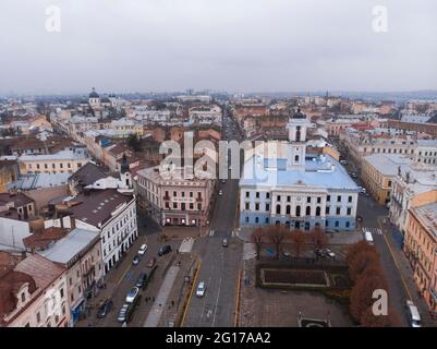 Luftaufnahme des zentralen Teils und des Rathauses der schönen alten ukrainischen Stadt Czernowitz mit seinen Straßen, alten Wohngebäuden, Rathaus Stockfoto