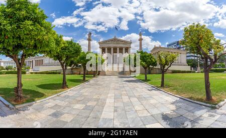 Die Akademie von Athen, eines der drei neoklassizistischen Gebäude, aus denen die architektonische Hansen-Trilogie besteht, in Athen, Griechenland. Stockfoto