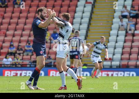 Leigh, Großbritannien - 5. Juni 2021 - Alex Walmsley von St Helens und Marc Sneyd (7) von Hull FC treten während des Halbfinals des Betfred Challenge Cup der Rugby League im Leigh Sports Village, Leigh, Großbritannien, gegen St. Helens an Dean Williams/Alamy Live News Stockfoto