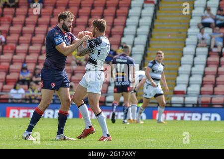 Leigh, Großbritannien - 5. Juni 2021 - Alex Walmsley von St Helens und Marc Sneyd (7) von Hull FC treten während des Halbfinals des Betfred Challenge Cup der Rugby League im Leigh Sports Village, Leigh, Großbritannien, gegen St. Helens an Dean Williams/Alamy Live News Stockfoto