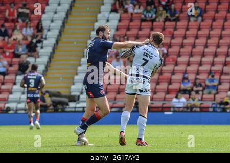 Leigh, Großbritannien - 5. Juni 2021 - Alex Walmsley von St Helens und Marc Sneyd (7) von Hull FC treten während des Halbfinals des Betfred Challenge Cup der Rugby League im Leigh Sports Village, Leigh, Großbritannien, gegen St. Helens an Dean Williams/Alamy Live News Stockfoto