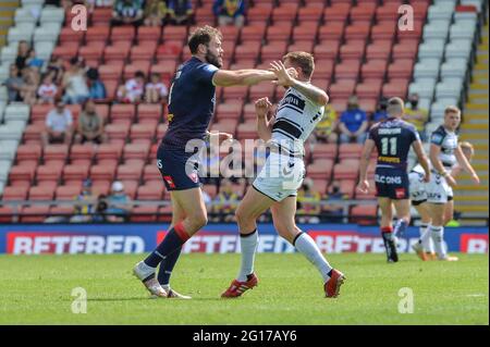 Leigh, Großbritannien - 5. Juni 2021 - Alex Walmsley von St Helens und Marc Sneyd (7) von Hull FC treten während des Halbfinals des Betfred Challenge Cup der Rugby League im Leigh Sports Village, Leigh, Großbritannien, gegen St. Helens an Dean Williams/Alamy Live News Stockfoto